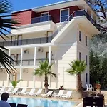Beach Club Ξενοδοχείο 3*